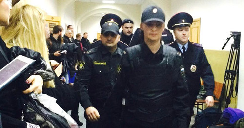 Law enforcers in the corridor of the Basmanny District Court of Moscow. April 6, 2015. Photo by the "Caucasian Knot"
