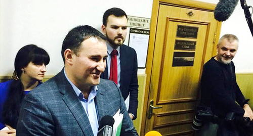 Bakhaev's advocate Zaurbek Sadakhanov talks to the journalists, April 6, 2015. Photo by Yuliya Buslavskaya for the "Caucasian Knot"