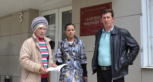 The Saveliev family at the court building. Photo by Svetlana Kravchenko for the ‘Caucasian Knot’. 