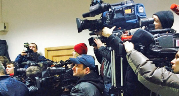 Mass media representatives in the hall of the Basmanny District Court of Moscow, March 8, 2015. Photo by the ‘Caucasian Knot’ correspondent. Mass media representatives in the hall of the Basmanny District Court of Moscow, March 8, 2015. Photo by the ‘Caucasian Knot’ correspondent.