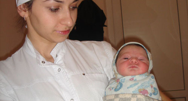 A newborn girl and Alisa Bechvaya, a nurse of Sukhumi maternity hospital. January 19, 2010. Photo by the "Caucasian Knot"