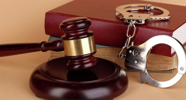 Judge hammer and handcuffs. Photo: http://sledcom.ru/news/item/911045/