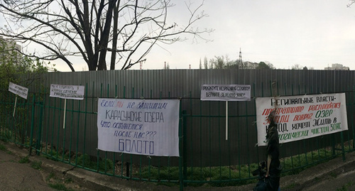 Fence around the construction territory. Photo by Natalia Dorokhina for the ‘Caucasian Knot’. Fence around the construction territory. Photo by Natalia Dorokhina for the ‘Caucasian Knot’.