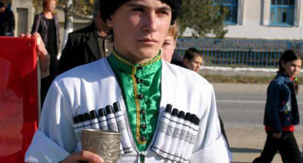 A Circassian wearing a national costume. Karachai-Cherkess, Habez aul, Habez recreation center opening day. Photo by the "Caucasian Knot" A Circassian wearing a national costume. Karachai-Cherkess, Habez aul, Habez recreation center opening day. Photo by the "Caucasian Knot"