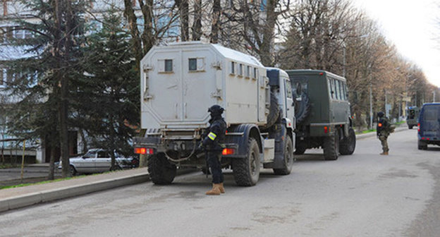 Special equipment in a street of Buynaksk. Photo: http://nac.gov.ru/nakmessage/2015/04/17/v-nalchike-neitralizovan-odioznyi-glavar-banditskogo-podpolya.html