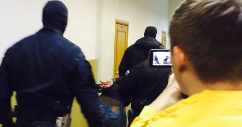 One of the defendants in the case of the Boris Nemtsov's murder is lead through the corridor of the Basmanny District Court of Moscow. March 2015. Photo by the "Caucasian Knot" correspondent