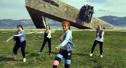Twerk dancing in front of WWII memorial in Novorossiysk. Screenshot from video: http://bloknot-krasnodar.ru/news/devushki-iz-novorossiyska-stantsevali-pyatoy-tochk-594733