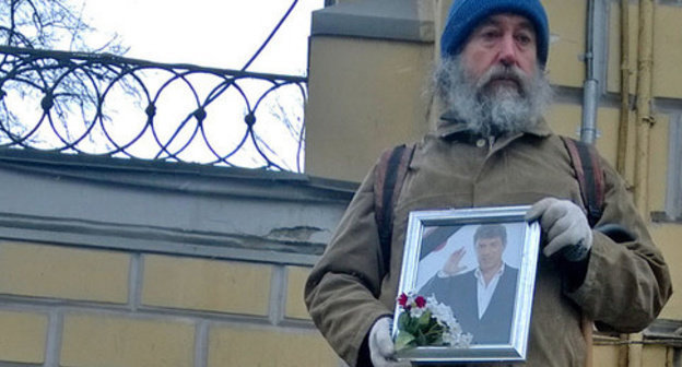 Portrait of Boris Nemtsov in the hands of one of participants of Nemtsov’s funeral service. Photo by Vyacheslav Feraposhkin for the ‘Caucasian Knot’.  