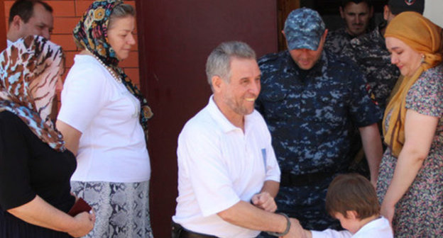 Ruslan Kutaev being escorted from the court building in Urus-Martan. Photo by Magomed Magomedov for the "Caucasian Knot".