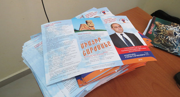 Agitation booklets at elections in Nagorno-Karabakh. Photo by Alvard Grigoryan for the ‘Caucasian Knot’. 
