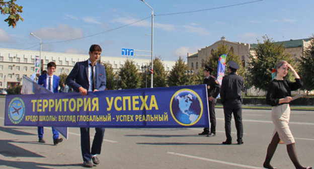 Senior pupils in the streets of Grozny. Photo by Akhmed Aldibirov for the "Caucasian Knot"