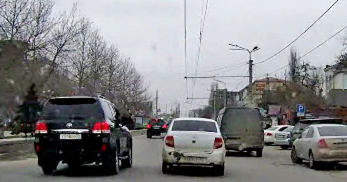 The security guard from the jeep of the convoy of the head of the republic Ramazan Abdulatipov beating the side mirrors of the surrounding cars with a police truncheon. Makhachkala, April 1, 2015. Screenshot of a video  by the user MishkaKG http://www.youtube.com/watch?v=GZzEzujUah8
