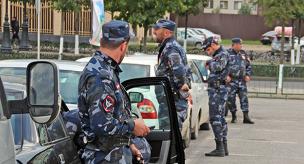 The law enforcers in the streets of Grozny. Photo by Magomed Magomedov for the "Caucasian Knot"