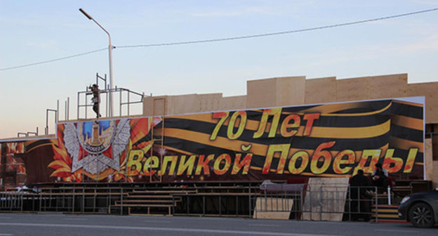 The stage construction in the Kadyrov Square before May 9. Grozny, May 7. Photo by Akhmed Aldebirov for the "Caucasian Knot"