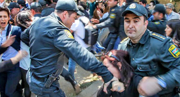 The policemen detain the protesters against the verdict to the "Nida" activists. Baku, May 4, 2014. Photo by Aziz Karimov for the "Caucasian Knot"