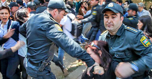 The policemen detain the protesters against the verdict to the "Nida" activists. Baku, May 4, 2014. Photo by Aziz Karimov for the "Caucasian Knot"