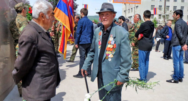 War veterans at the Memorial complex in Stepanakert, Nagorno-Karabakh, May 9, 2015. Photo by Alvard Grigoryan for the ‘Caucasian Knot’.  