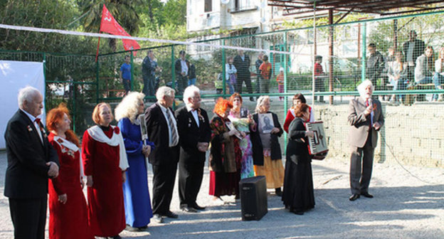 Residents of Maly Akhun District organize festivities dedicated to the Victory Day using their own resources. Photo by Galina Kochkina, organizer of the festive activities in the district. 