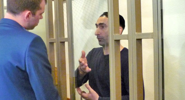 Ali Taziev talks to his advocate Viktor Vorozheikin (left), Rostov-on-Don, May 12, 2015. Photo by Olesya Dianova for the ‘Caucasian Knot’. 