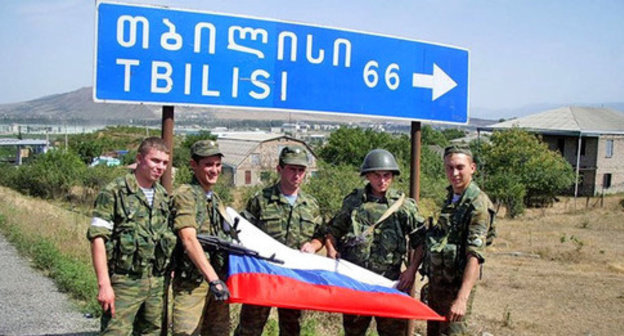 Russian soldiers at the road sign to Tbilisi. Photo: http://www.memo.ru/d/235051.html