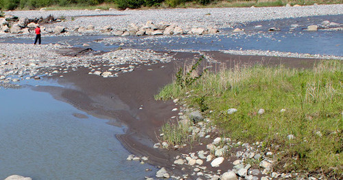 The reddish hue of the Terek River. May 18, 2015. Photo by Emma Marzoeva for the "Caucasian Knot"
