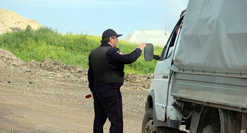 The policeman checks the ID card of a driver, Dagestan, May 2015. Photo by Akhmed Aldebirov for the "Caucasian Knot"