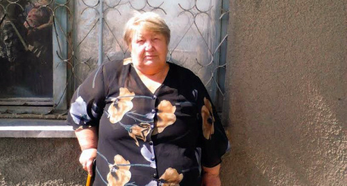 Lyudmila Bogatenkova near the building of the Budyonnovsk City Court. May 19, 2015. Photo by Anna Mikhaylova
