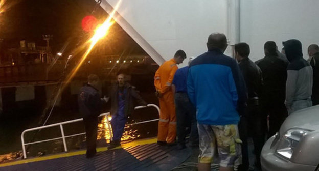 The workers of the "Kavkaz" port try to fix the lifting gear of the "Protoporos" ferry trap. Photo by Anna Gritsevich