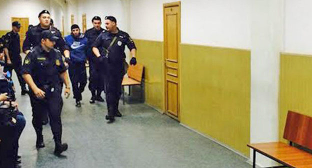 The law enforcers lead Zaur Dadaev through the corridor of the Basmanny District Court of Moscow. May 2015. Photo by the "Caucasian Knot" correspondent 