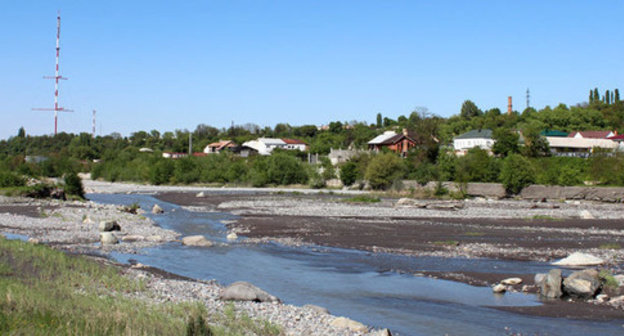 The reddish hue of the Terek River. May 18, 2015. Photo by Emma Marzoeva for the "Caucasian Knot". The reddish hue of the Terek River. May 18, 2015. Photo by Emma Marzoeva for the "Caucasian Knot".
