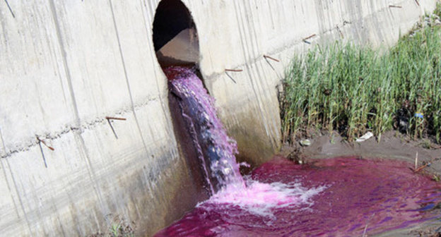 The Terek river got reddish hue due to the lilac water discharged from the pipe near the Krasnogvardeisky Bridge. Photo by Emma Marzoeva for the ‘Caucasian Knot’. The Terek river got reddish hue due to the lilac water discharged from the pipe near the Krasnogvardeisky Bridge. Photo by Emma Marzoeva for the ‘Caucasian Knot’.
