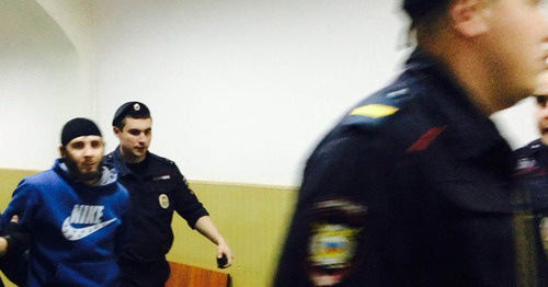 Law enforcers lead Zaur Dadaev through the corridor of the Basmanny District Court of Moscow. May 2015. Photo by Yulia Buslavskaya for the ‘Caucasian Knot’.