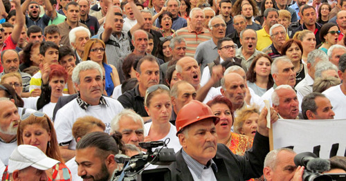 Participants of the protest action against the rise in electricity tariffs, Yerevan, May 27, 2015. Photo by Armine Martirosya for the ‘Caucasian Knot’.
