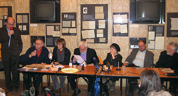 The Andrey Sakharov Award "For the journalism as an action", 2008. Moscow, the Andrey Sakharov Museum and Public center. Panel of judges from left to right: Y.V.Samodurov, B.V.Dubin, Pilar Bonet ("El Pais" correspondent in Russia), A.K.Simonov, E.N.Goryukhina, A.B.Pankin ("Strategy and practice of publishing" cheif editor), Peter Vins - the award founder. Photo by "Caucasian Knot". The Andrey Sakharov Award "For the journalism as an action", 2008. Moscow, the Andrey Sakharov Museum and Public center. Panel of judges from left to right: Y.V.Samodurov, B.V.Dubin, Pilar Bonet ("El Pais" correspondent in Russia), A.K.Simonov, E.N.Goryukhina, A.B.Pankin ("Strategy and practice of publishing" cheif editor), Peter Vins - the award founder. Photo by "Caucasian Knot".