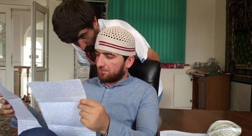 Kurban Askandarov (in the foreground). Photo: http://www.sknews.ru/rubriki/law/68558-advokata-ne-puskajut-k-zaderzhannomu-v-dagestane-sluzhitelu-mecheti.html