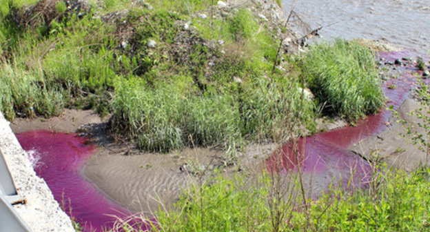The lilac water was discharged from the big pipe and dissolved in the body of the river's water. Photo by Emma Marzoeva for the ‘Caucasian Knot’ The lilac water was discharged from the big pipe and dissolved in the body of the river's water. Photo by Emma Marzoeva for the ‘Caucasian Knot’
