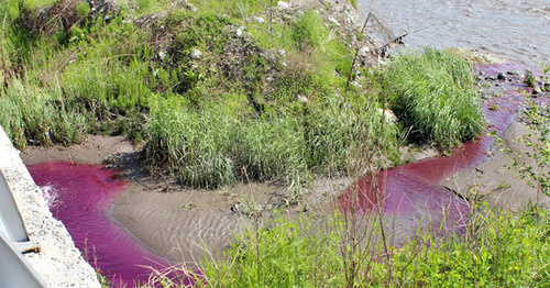 The Terek river got reddish hue due to the lilac water discharged from the pipe near the Krasnogvardeisky Bridge. Photo by Emma Marzoeva for the ‘Caucasian Knot’.  