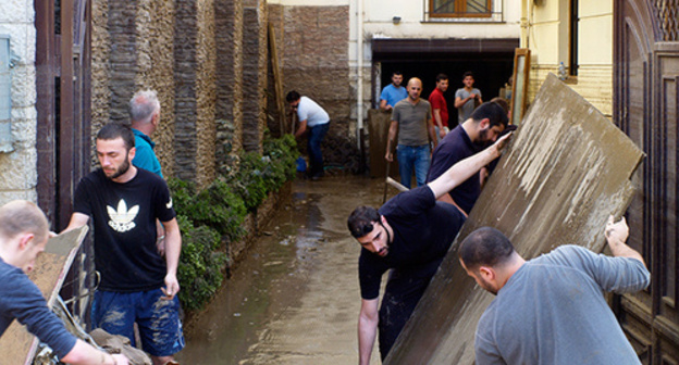 The works of the volunteers to eliminate the aftermath of the flood are underway. Tbilisi, June 14, 2015. Photo by Beslan Kmuzov for the "Caucasian Knot"