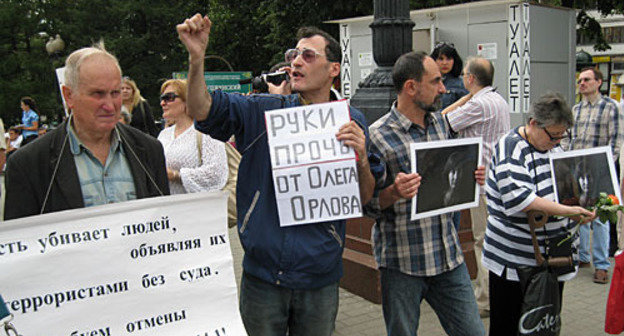 Political ralley in memory of murdered activist Natalya Estemirova. Moscow, Novopushkinsky square, July 23, 2009. Photo by the "Caucasian Knot" Political ralley in memory of murdered activist Natalya Estemirova. Moscow, Novopushkinsky square, July 23, 2009. Photo by the "Caucasian Knot"