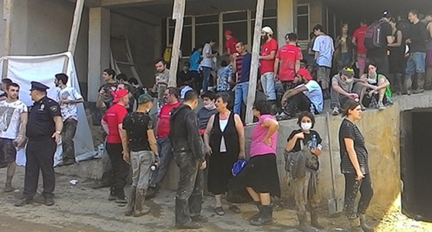 Volunteers in the streets of Tbilisi. Photo by Edita Badasyan for the "Caucasian Knot"