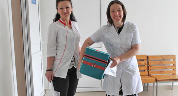 Medical attendants in Alagir with the vaccines for the city residents. June 2015. Photo by Emma Maroeva for the "Caucasian Knot"