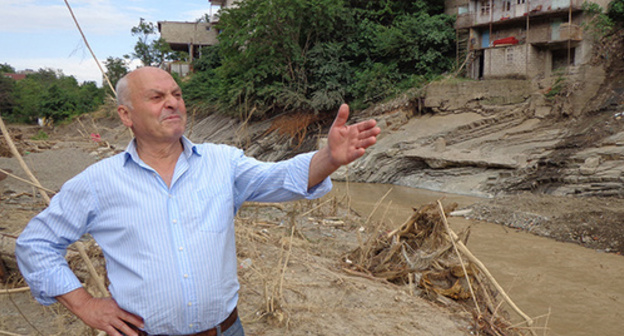 Tengiz Kenchashvili, the Tsknetskaya Street resident, got caught in the flooding in the veranda of the house facing the Vere river bank. Tbilisi, June 18, 2015. Photo by Inna Kukudzhanova for the "Caucasian Knot"