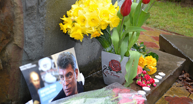 Flowers in the mourning ceremony for Boris Nemtsov in Sochi, March 2015. Photo by Svetlana Kravchenko for the "Caucasian Knot"