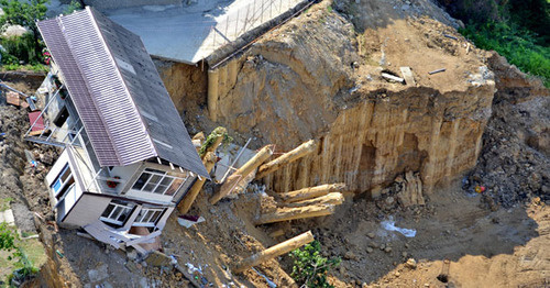 Private house in Sochi slides into the pit dug for residential complex "Kurortny". Sochi, June 2015. Photo by Svetlana Kravchenko for the 'Caucasian Knot'. 