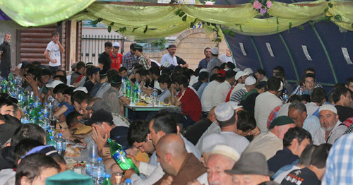 The abstinents breaking their fast in the Juma Mosque in Makhachkala. June 28, 2015. Photo: the Charity Fund "Insan"