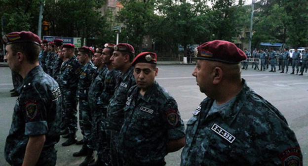 The police patrolling Bagramyan Avenue. Photo by Armine Martirosyan for the "Caucasian Knot"
