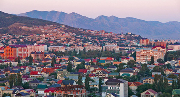 Sunrise in Makhachkala. Photo: Eldar Rasulov, Sergey Martyanov //24.08.2012, http://odnoselchane.ru/?page=photos_of_category&amp;sect=3618&amp;com=photogallery