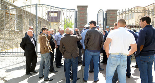 Relatives of the defendants in the Amirov's case standing in line near the territory of the North Caucasian district military court. Rostov-on-Don, May 2015. Photo by Oleg Pchyolov for the "Caucasian Knot"