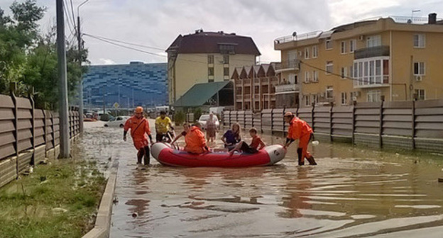 MfE's rescuers evacuate the residents of the village of Mirny by boats. Sochi, June 26, 2015. Photo by Anna Gritsevich for the "Caucasian Knot"