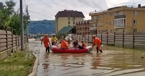 MfE's rescuers evacuate the residents of the village of Mirny by boats. Sochi, June 26, 2015. Photo by Anna Gritsevich for the "Caucasian Knot"